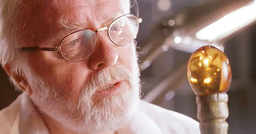 Le professeur Hamond regardant un moustique