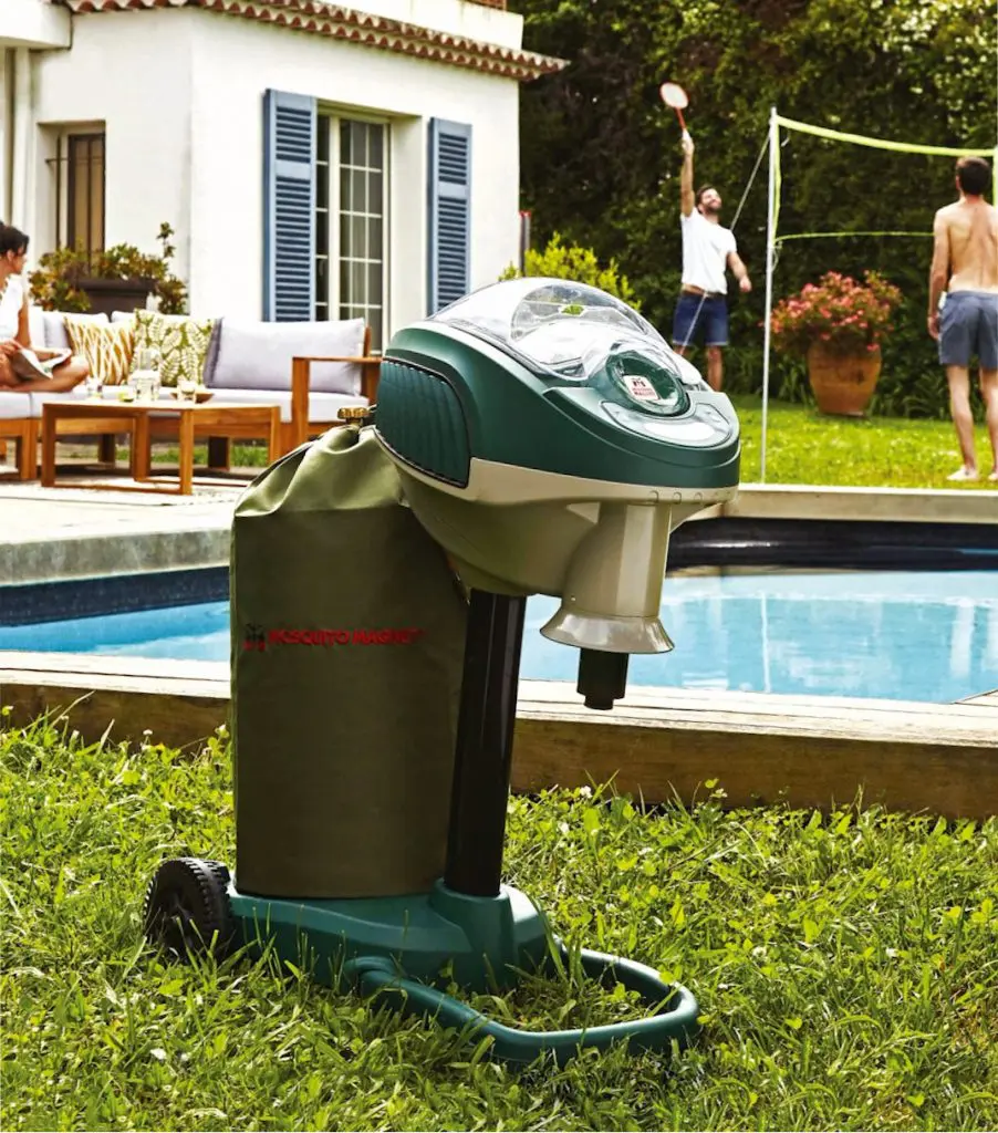 Mosquito Magnet Executive entre terrasse et piscine